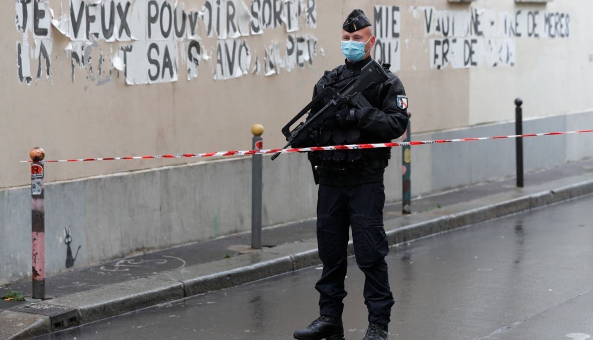 جندي فرنسي يقطع الطريق المؤدية إلى موقع هجوم بالقرب من المكاتب السابقة لـ"شارلي إيبدو" في باريس (25 أيلول 2020، أ ف ب). 