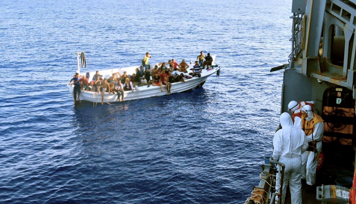 قارب لمهاجرين غير شرعيين