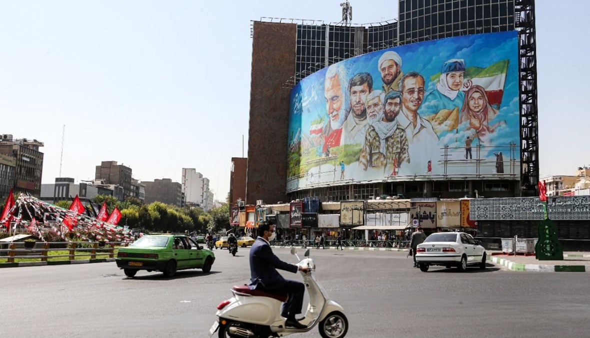 رجل يقود دراجته النارية في ميدان ولي عصر في طهران (27 أيلول 2020، أ ف ب). 