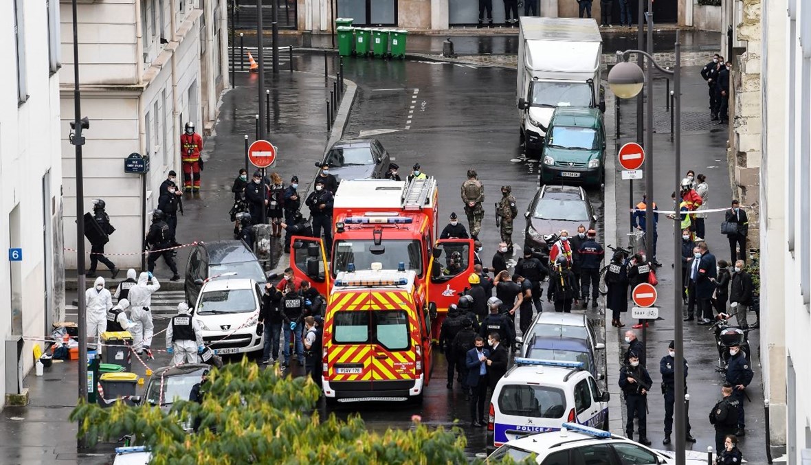 عناصر من الشرطة ومحققون شرعيون في موقع الهجوم بالقرب من المكاتب السابقة لمجلة "شارلي إيبدو" في باريس (25 أيلول 2020، أ ف ب). 