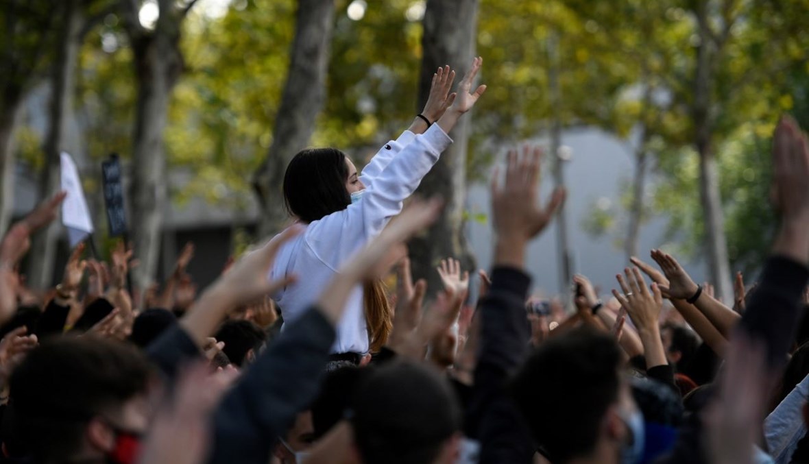 متظاهرون تجمعوا في منطقة فاليكاس في مدريد، احتجاجا على قيود كورونا (27 أيلول 2020، أ ف ب). 