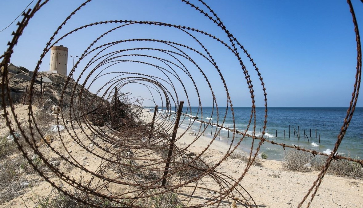 سياج من الأسلاك الشائكة على طول الحدود البحرية بين قطاع غزة الفلسطيني ومصر في رفح (27 أيلول 2020، أ ف ب). 