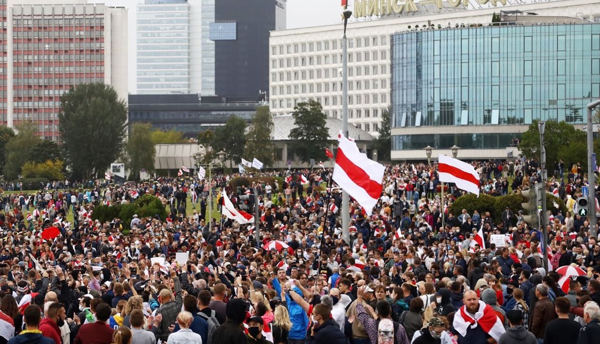 أنصار المعارضة تجمعوا خلال تظاهرة احتجاجية في مينسك (27 أيلول 2020، أ ف ب). 