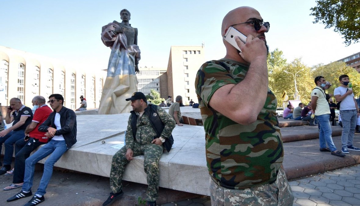 متطوعون ومحاربون قدامى تجمعوا في يريفان استعدادا للتوجه الى خط المواجهة في ناغورني قره باغ (27 أيلول 2020، أ ف ب). 