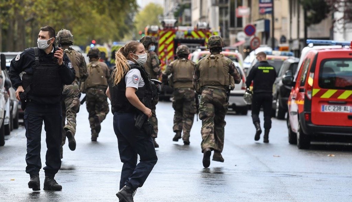 جنود فرنسيون في المكان الذي حصل فيه حادث الطعن قرب المقر السابق لصحيفة "شارلي إيبدو" الاسبوعية الساخرة في باريس الجمعة.   (أ ف ب)