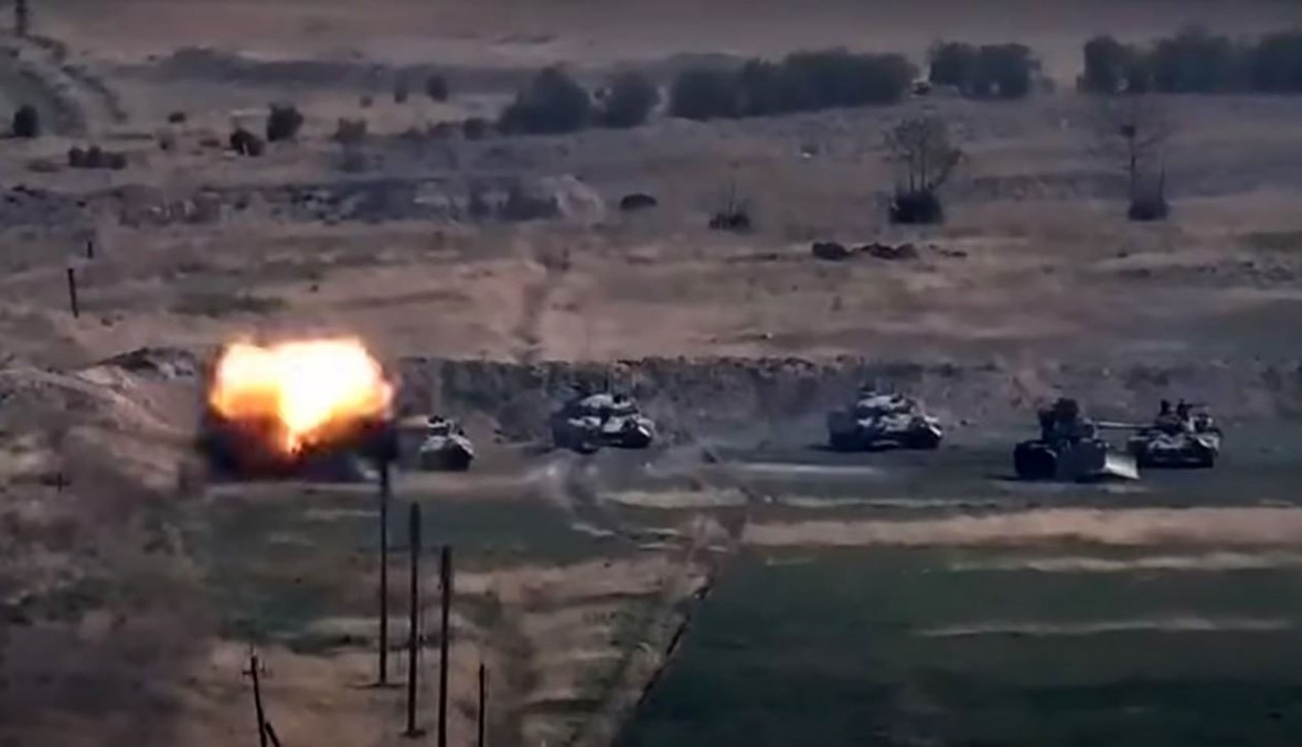 لقطة شاشة من مقطع فيديو في الموقع الرسمي لوزارة الدفاع الأرمينية بزعم أنه يُظهر تدمير آليات عسكرية أذربيجانية خلال الاشتباكات في ناغورني قره باغ (27 أيلول 2020، أ ف ب). 