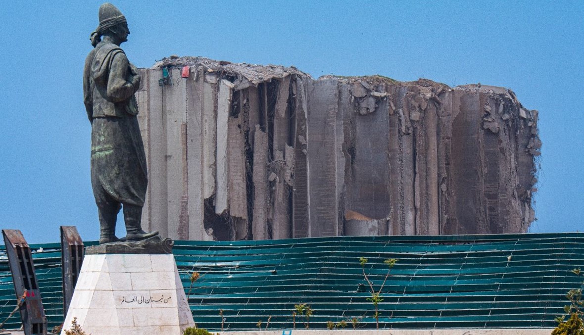 تمثال المغترب اللبناني شاهد على الانفجار والدمار