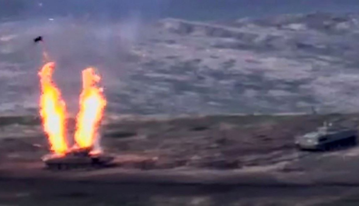 صورة وزعتها وزارة الدفاع الأرمينية لما قالت إنه آلية عسكرية أذرية تحترق في ناغورني كاراباخ أمس.(ا ف ب)