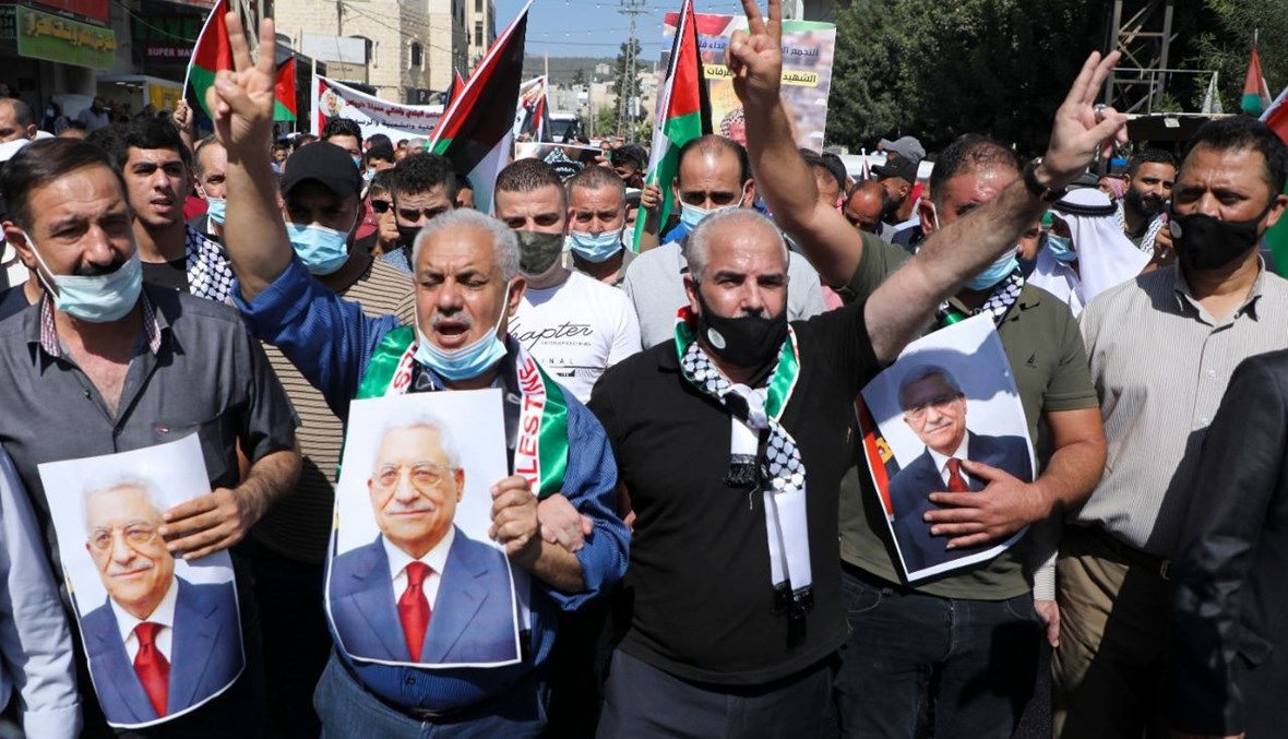 فلسطينيون يتظاهرون في بلدة طوباس بالضفة الغربية المحتلة، في ذكرى الانتفاضة الثانية واحتجاجا على اتفاقيات التطبيع العربية مع إسرائيل (27 أيلول 2020، أ ف ب). 