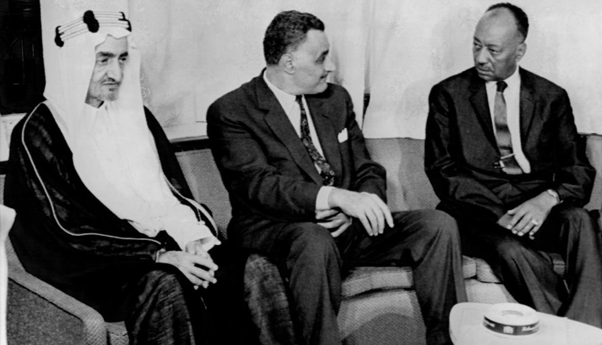 عبد الناصر جالسا مع الملك فيصل ورئيس الوزراء السوداني محمد أحمد محجوب خلال انعقاد قمة جامعة الدول العربية في الخرطوم (1 ايلول 1967، أ ف ب). 