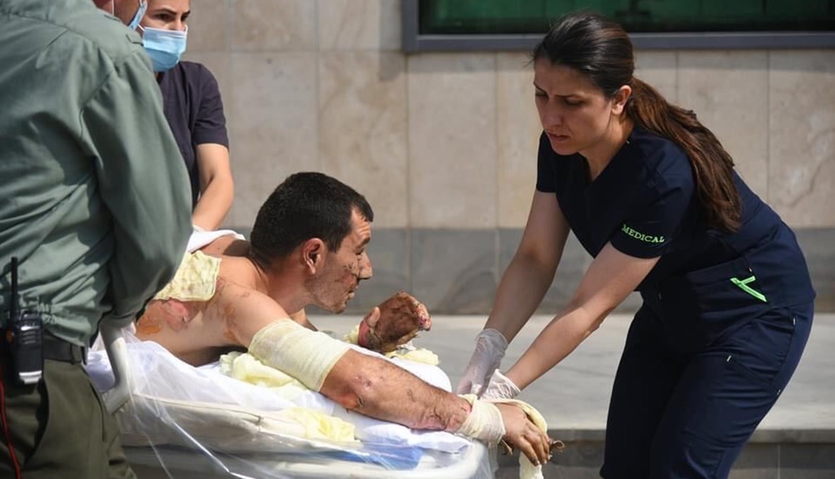 صورة وزعتها وزارة الخارجية الأرمينية، وتظهر مسعفين ينقلون رجلاً أصيب خلال الاشتباكات في ناغورني كاراباخ (28 أيلول 2020، أ ف ب). 