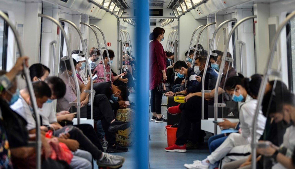 صينيون يستقلون مترو الأنفاق في ووهان بمقاطعة هوباي وسط الصين (28 أيلول 2020، أ ف ب). 
