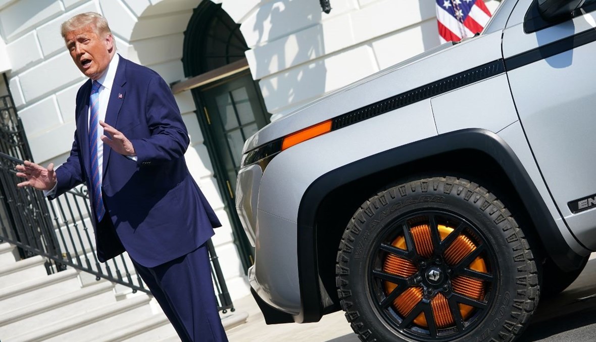ترامب مصرحا أمام شاحنة بيك أب "لوردستاون موتورز" عند الممر الجنوبي للبيت الأبيض (28 أيلول 2020، أ ف ب). 