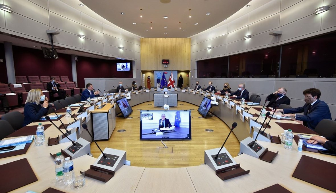 غوف وسيفكوفيتش خلال اجتماعهما في مقر الاتحاد الأوروبي في بروكسيل. وبدا بارنييه مشاركا عبر الفيديو (28 أيلول 2020، أ ف ب). 