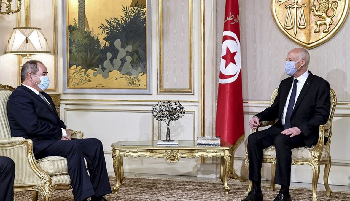 الرئيس التونسي ووزير الخارجية الجزائري (أ ف ب).