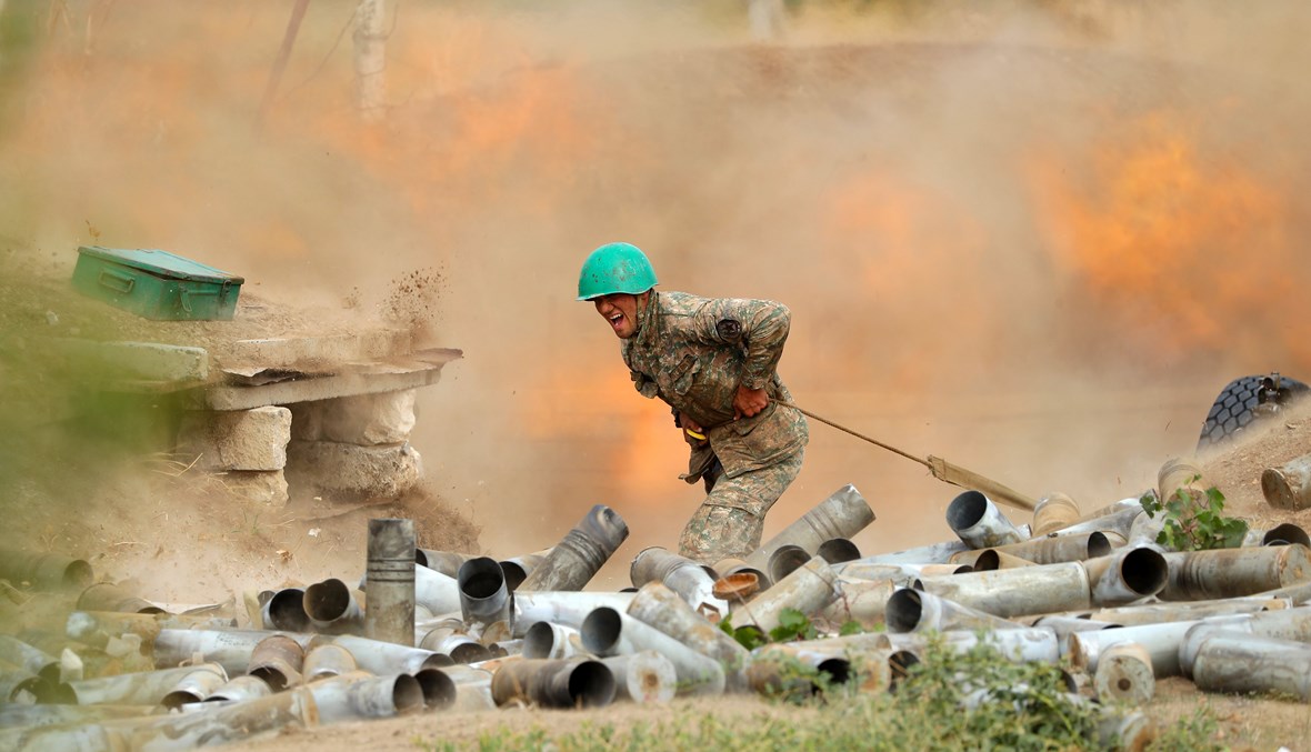 جندي من جيش الدفاع في قره باغ يطلق قطعة مدفعية باتجاه المواقع الأذرية (أ ف ب).