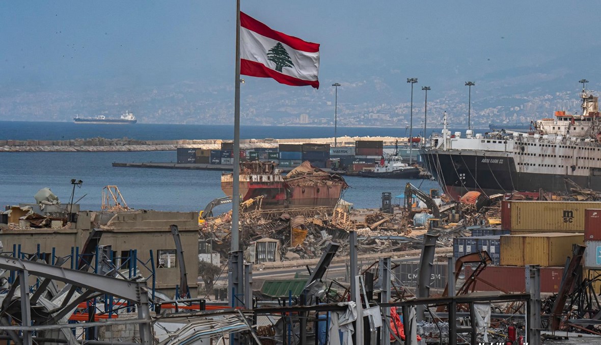 العلم اللبناني مرفوعا في مرفأ بيروت (نبيل اسماعيل، النهار).