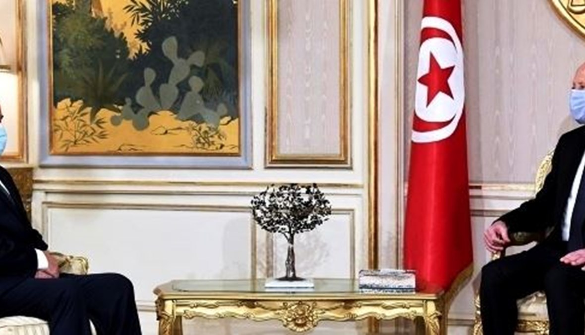الرئيس التونسي قيس سعيد -الى اليمين- ووزير الخارجية الجزائري صبري بوقادوم في العاصمة التونسية الإثنين.