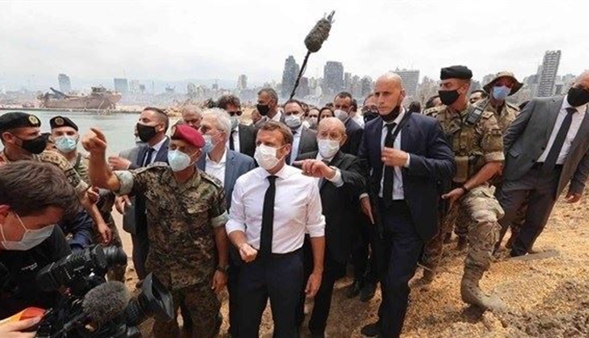الرئيس ماكرون خلال تفقده مرفأ بيروت