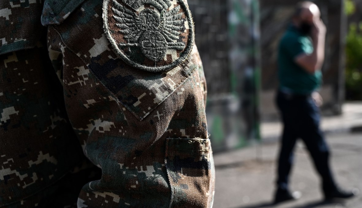 عنصر من جيش دفاع كاراباخ أمام مفوضية عسكرية في يريفان (أ ف ب).