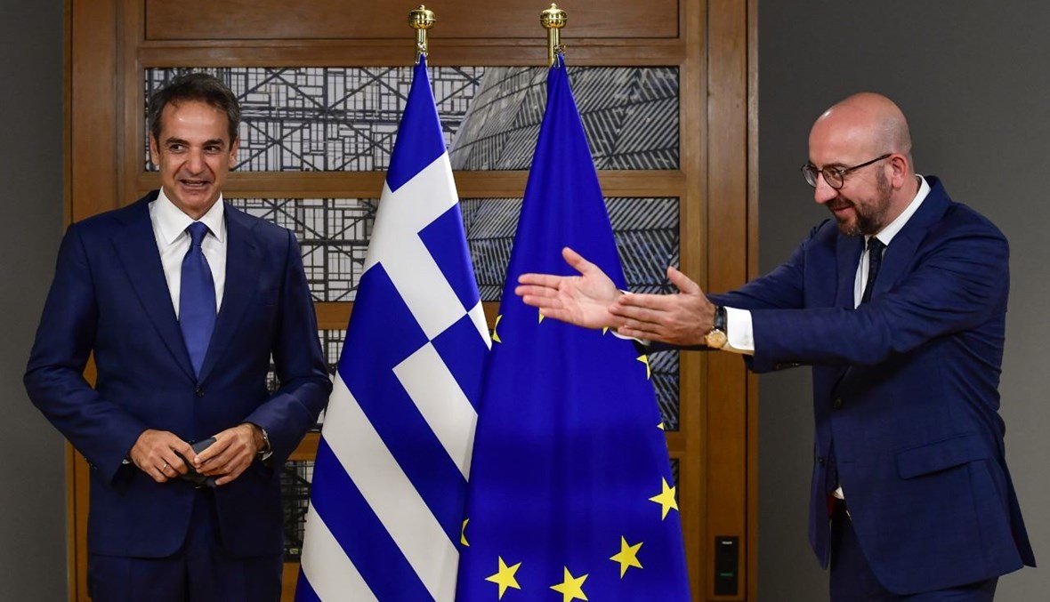 رئيس المجلس الأوروبي شارل ميشال (الى اليمين) مستقبلا رئيس الوزراء اليوناني كيرياكوس ميتسوتاكيس في مبنى المجلس الأوروبي في بروكسيل (1 ت1 2020، أ ف ب). 