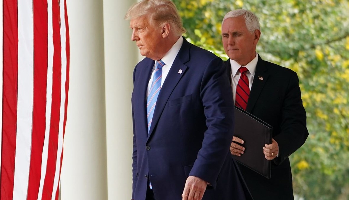 ترامب وبنس لدى وصولهما لعقد مؤتمر صحافي في حديقة "ذو روز غاردن" في البيت الأبيض (28 أيلول 2020، أ ف ب). 