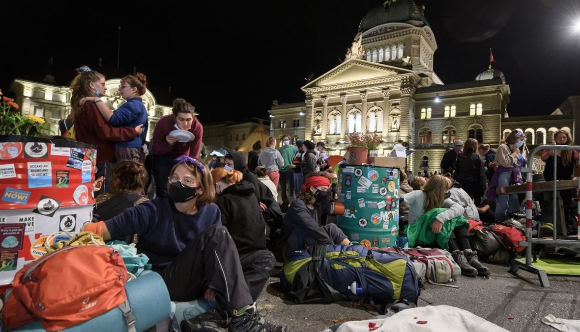 نشطاء المناخ يعتصمون أمام البرلمان السويسري في برن (22 أيلول 2020، أ ف ب). 