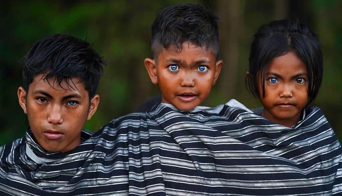 أطفال من سكان جزيرة بوتون بعيون زرقاء
