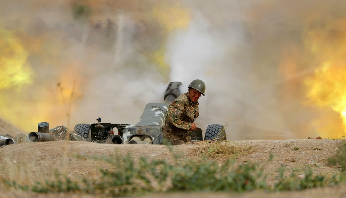 جندي من جيش الدفاع في كاراباخ يطلق قطعة مدفعية باتجاه المواقع الأذرية (أ ف ب).
