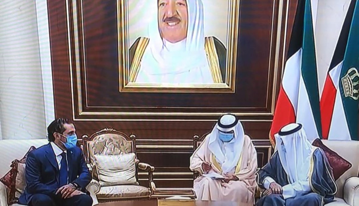 الرئيس الحريري مقدّماً العزاء في الكويت.