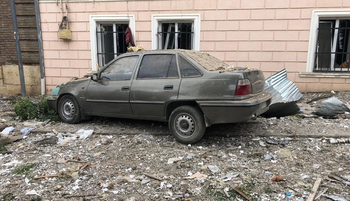 أضرار في مدينة كنجه، بعد قصف صاروخي أرميني عليها (4 ت1 2020، أ ف ب). 