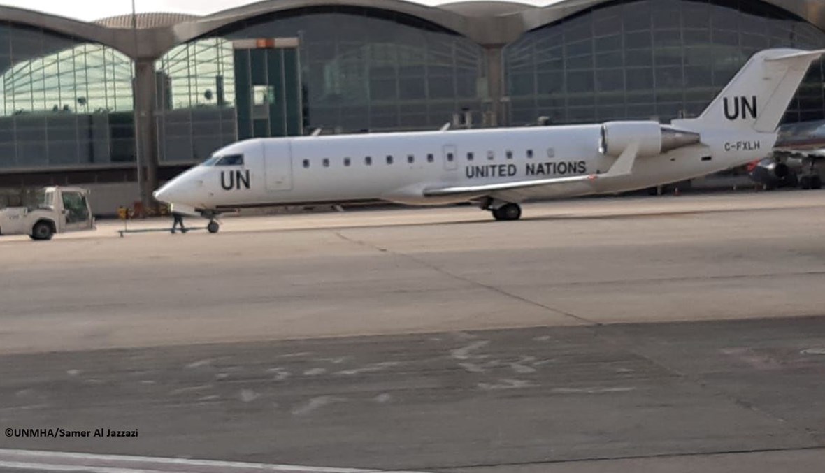 طائرة الأمم المتحدة التي تقل مدنيين يمنيين لدى هبوطها في  صنعاء (الصورة من حساب @OCHAYemen في تويتر).