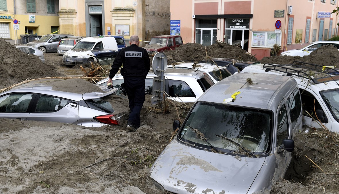 سيارات غارقة في الوحل في بريل سور رويا جنوب شرق فرنسا، من جراء الفيضانات (4 ت1 2020، أ ف ب). 