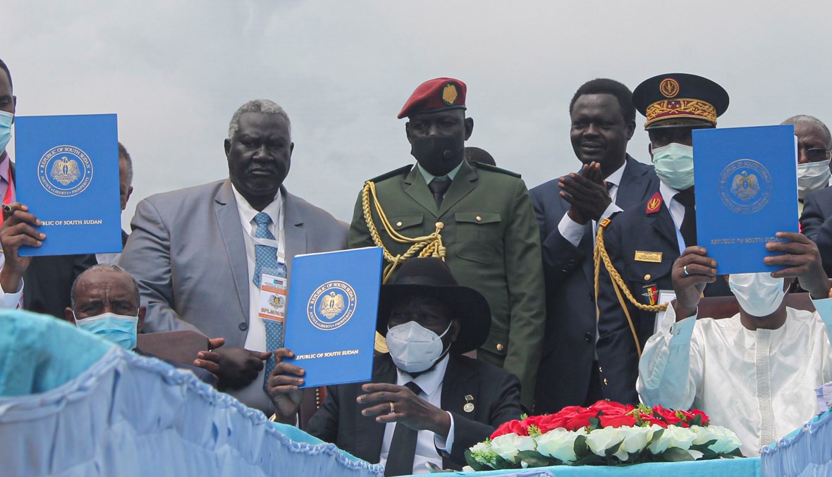 البرهان (إلى اليسار)، كير (في الوسط)، وديبي يحملون نسخة من اتفاق سلام جنوب السودان الموقّع في جوبا (3 ت1 2020، أ ف ب). 