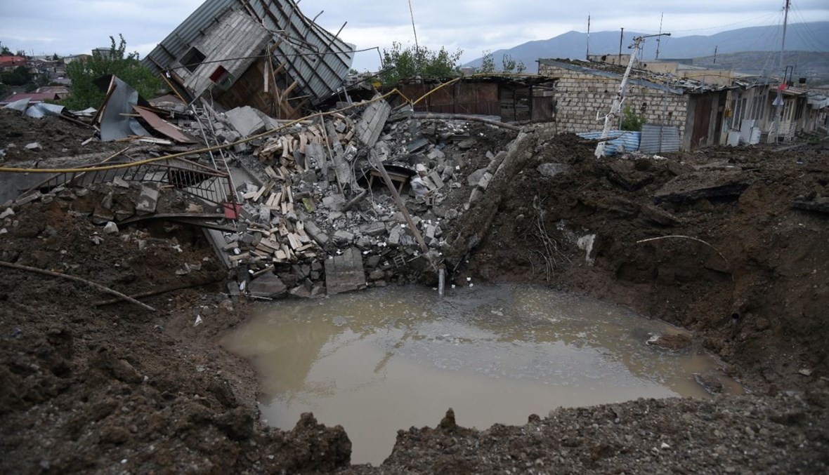 آثار القصف في مدينة ستيباناكيرت الرئيسية في منطقة ناغورني قره باغ (4 ت1 2020، أ ف ب). 