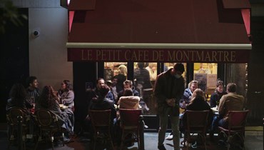 Paris on maximum virus alert, closing bars, not restaurants