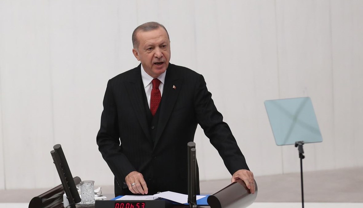 إردوغان ملقيا كلمة خلال جلسة تشريعية للبرلمان التركي في أنقرة (1 ت1 2020، أ ف ب). 