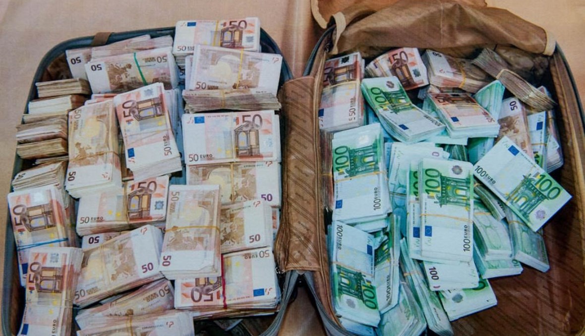 امرأة تعثر على مبلغ نصف مليون أورو في منزلها.