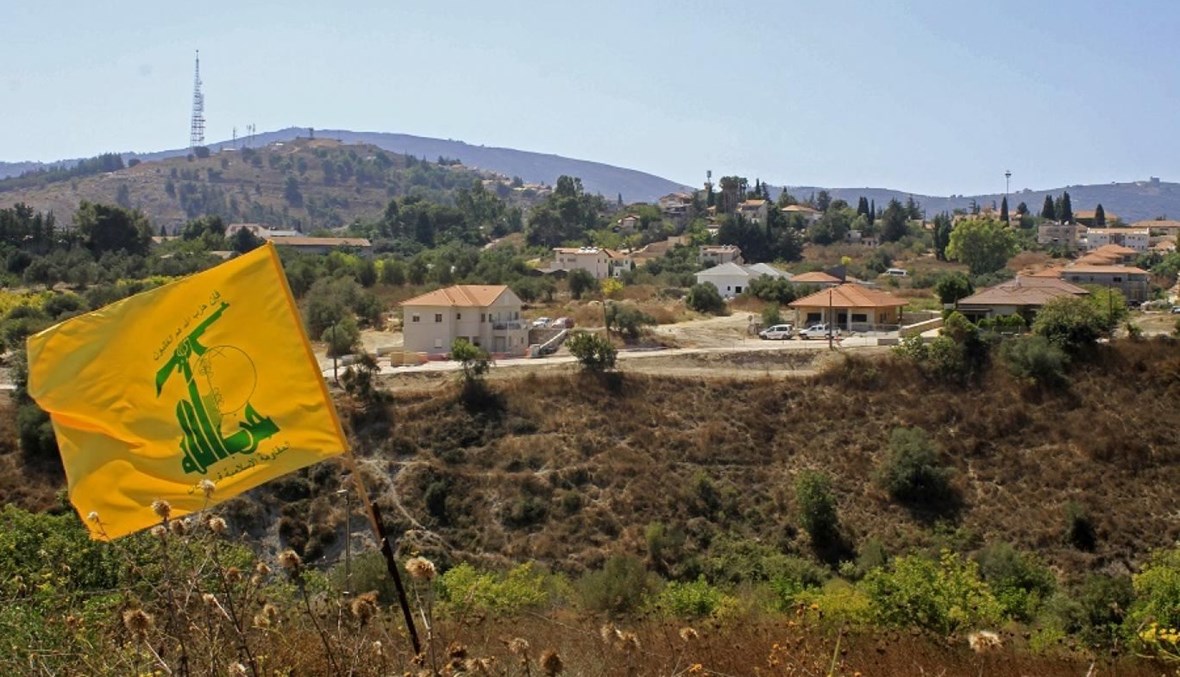 راية "حزب الله" في سهل الخيام عند الحدود الجنوبية (أ ف ب).