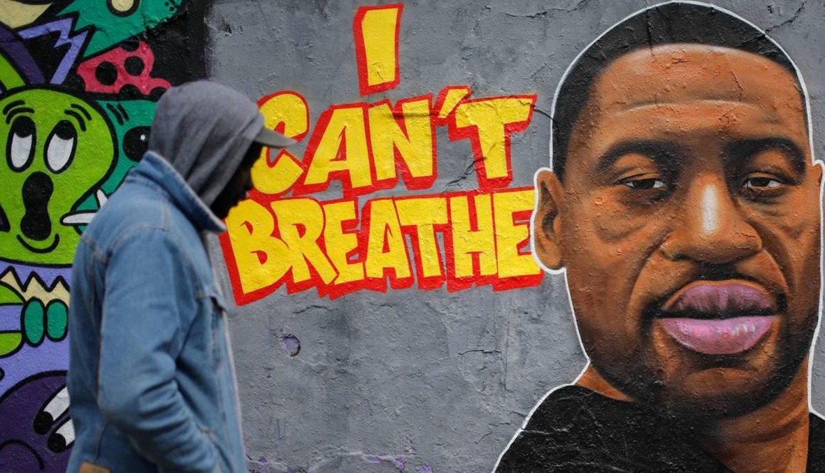 جدارية تكريمية لفلويد مع عبارة: "لا أستطيع أن أتنفس" التي قالها قبل وفاته (أ ف ب).
