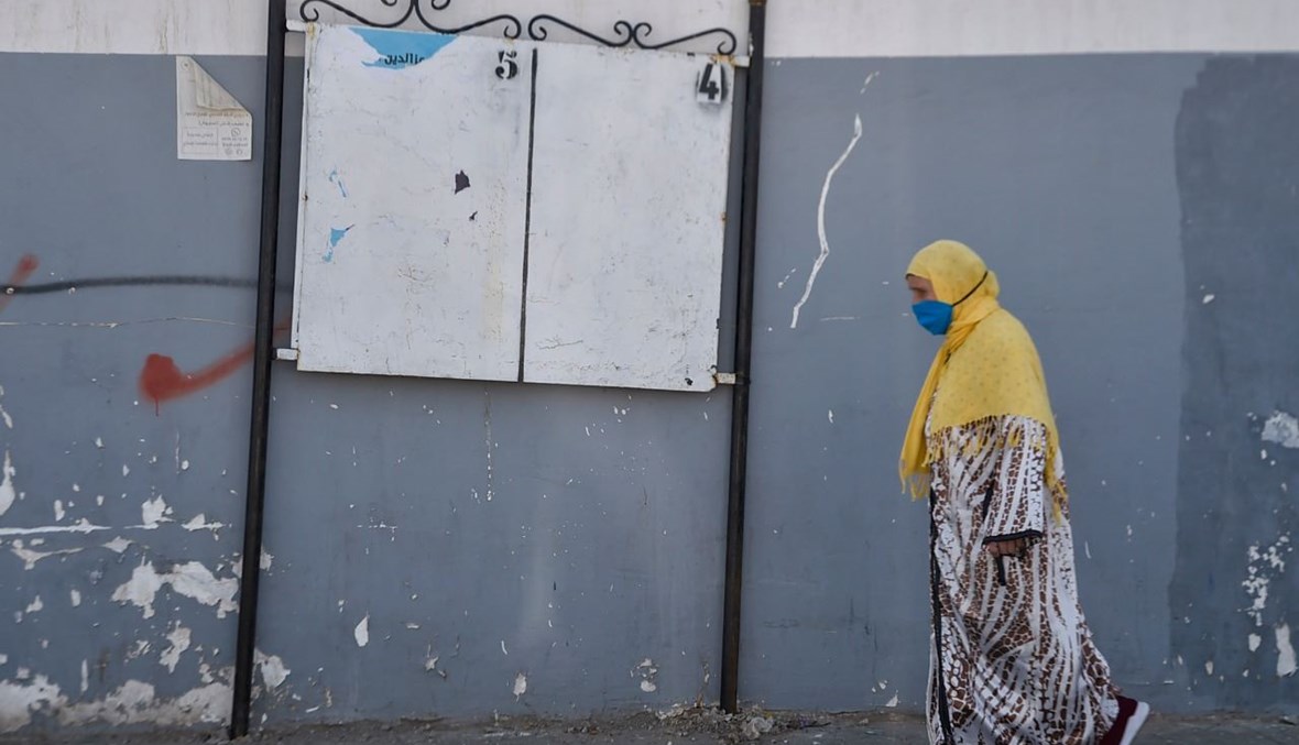 امرأة تمشي في أحد الشوارع في العاصمة الجزائر (7 ت1 2020، أ ف ب).