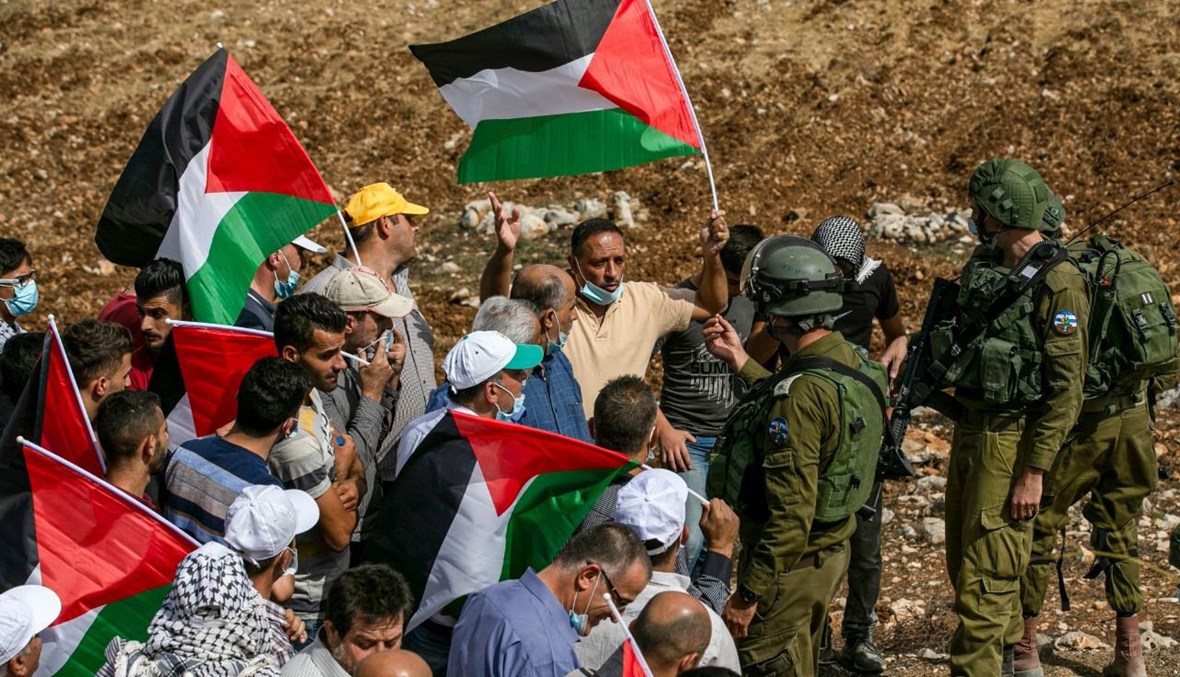 فلسطينيون خلال مواجهات مع جنود إسرائيليين خلال تظاهرة ضد المستوطنات اليهودية في بلدة عصيرة الشمالية بالضفة الغربية المحتلة (9 ت1 2020، أ ف ب). 