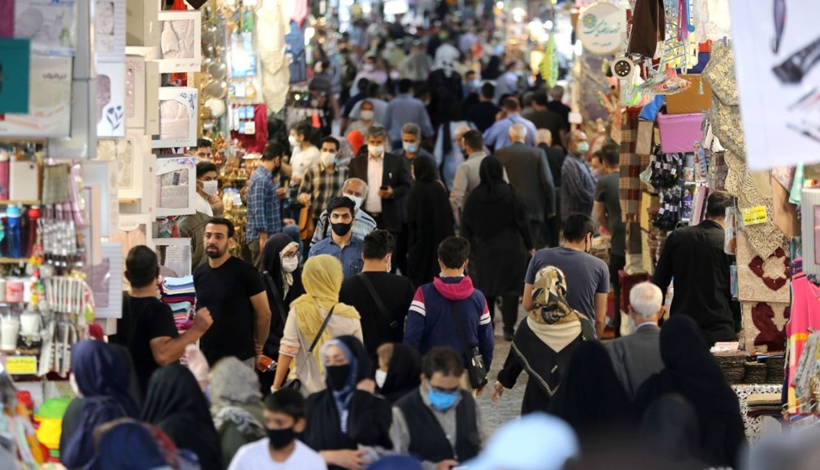 متسوقون في سوق البازار الكبير في طهران (29 أيلول 2020، أ ف ب). 