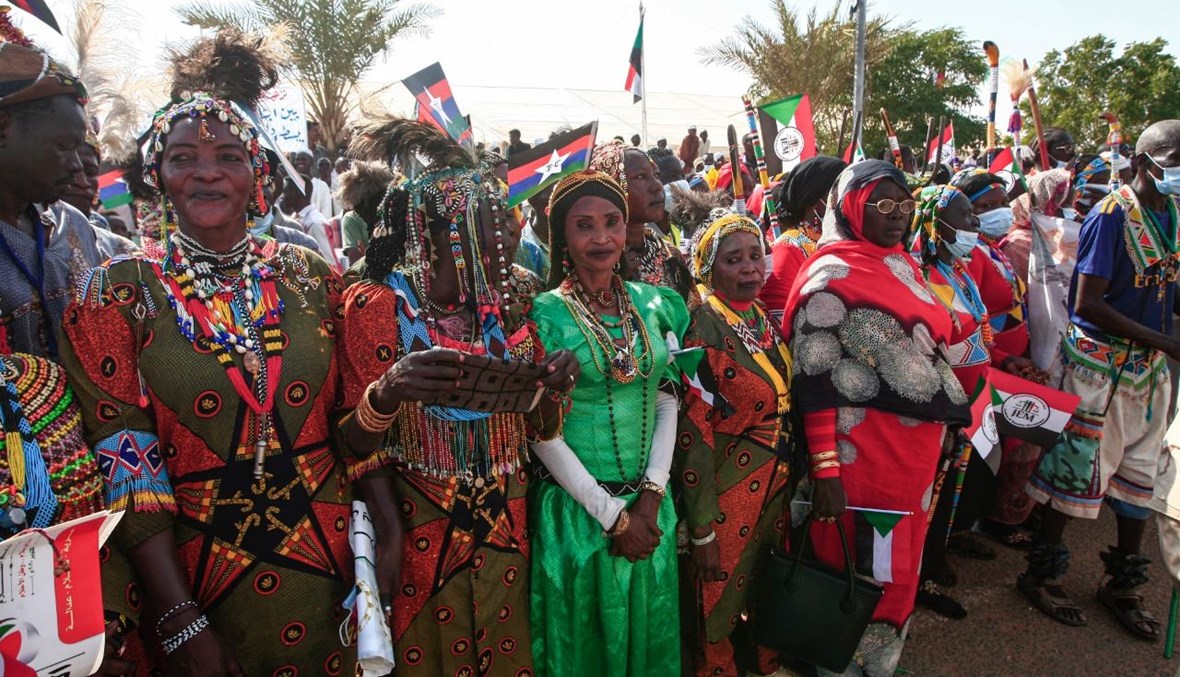 أشخاص بملابس تقليدية يحضرون استقبالا في الخرطوم احتفاء بوصول فريق التفاوض الحكومي من جوبا، حيث تم توقيع اتفاق سلام تاريخي (8 ت1 2020، أ ف ب).  
