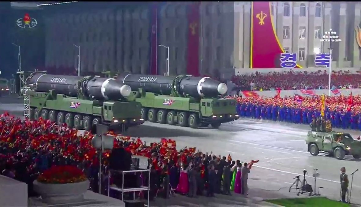 عرض الصاروخ البالستي العابر للقارات في ساحة كيم إيل سونغ في بيونغ يانغ (10 ت1 2020، أ ف ب). 