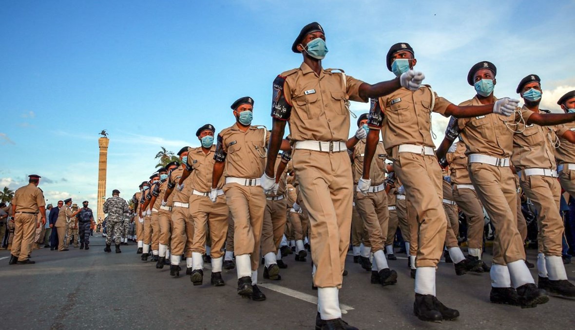 عناصر من قوات الأمن التابعة لحكومة الوفاق الوطني الليبية يقدمون عرضا عسكريا في ساحة الشهداء بالعاصمة طرابلس، في مناسبة يوم الشرطة (8 ت1 2020، أ ف ب). 