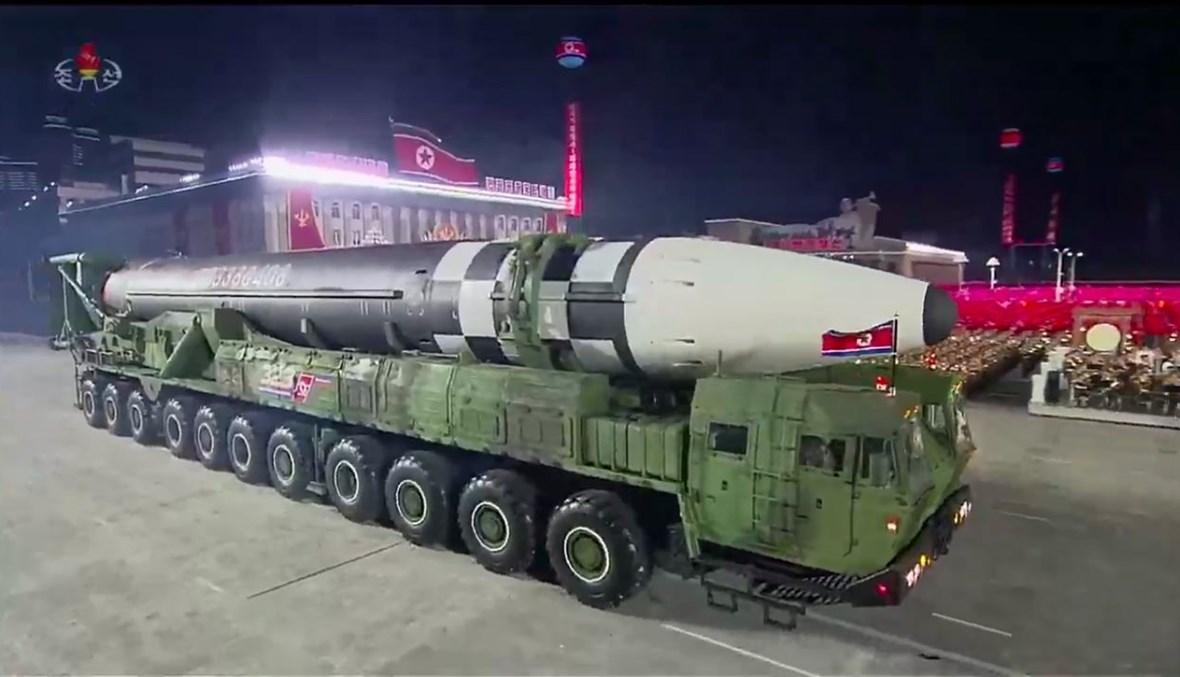 عرض الصاروخ البالستي العابر للقارات في ساحة كيم إيل سونغ في بيونغ يانغ (10 ت1 2020، أ ف ب).