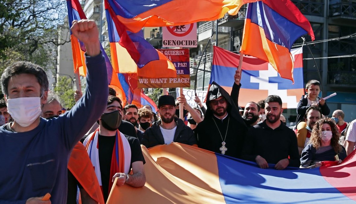 افراد من الجالية الأرمينية في الأرجنتين خلال تظاهرة في بوينس آيرس (10 ت1 2020، أ ف ب). 