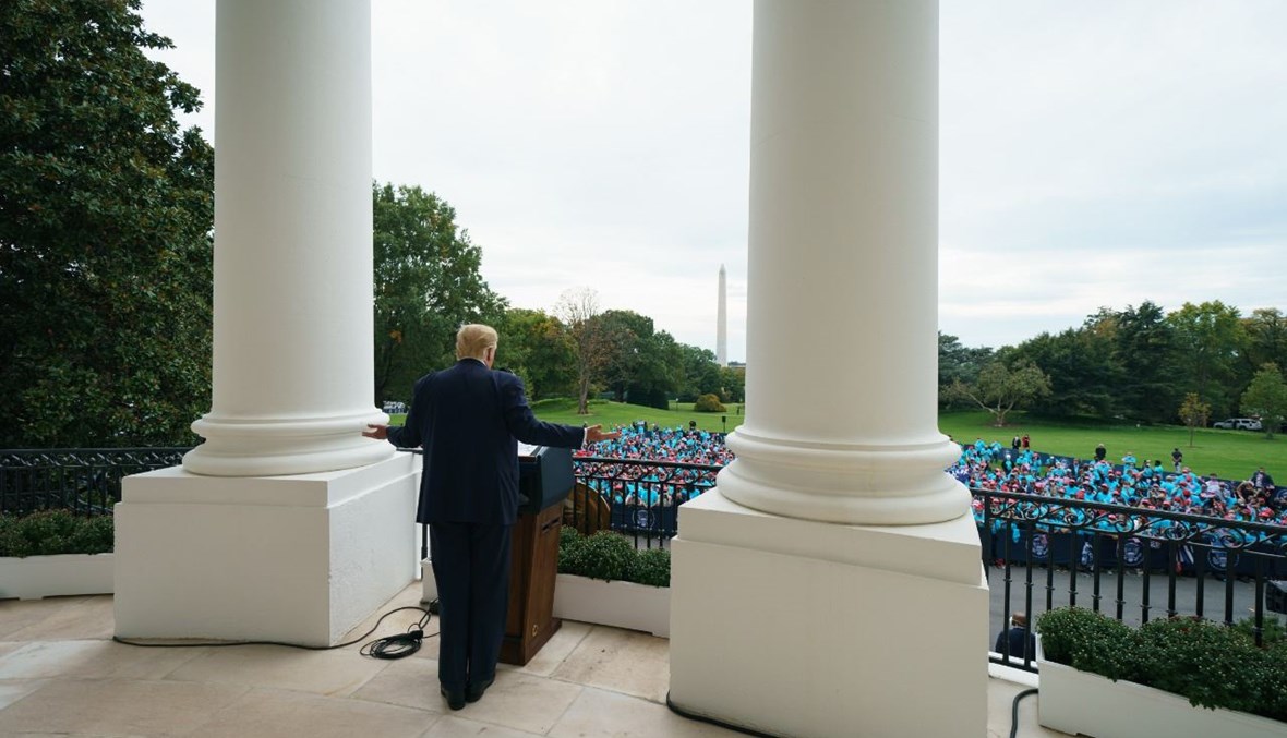 ترامب متكلما امام حشد عند الرواق الجنوبي للبيت الأبيض في واشنطن العاصمة (10 ت1 2020، أ ف ب). 