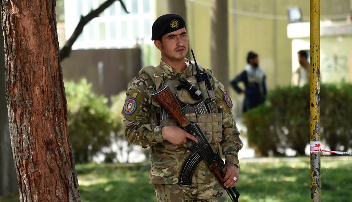 شرطي أفغاني تأهب في باحة مقر الشرطة في كابول (12 ت1 2020، أ ف ب). 